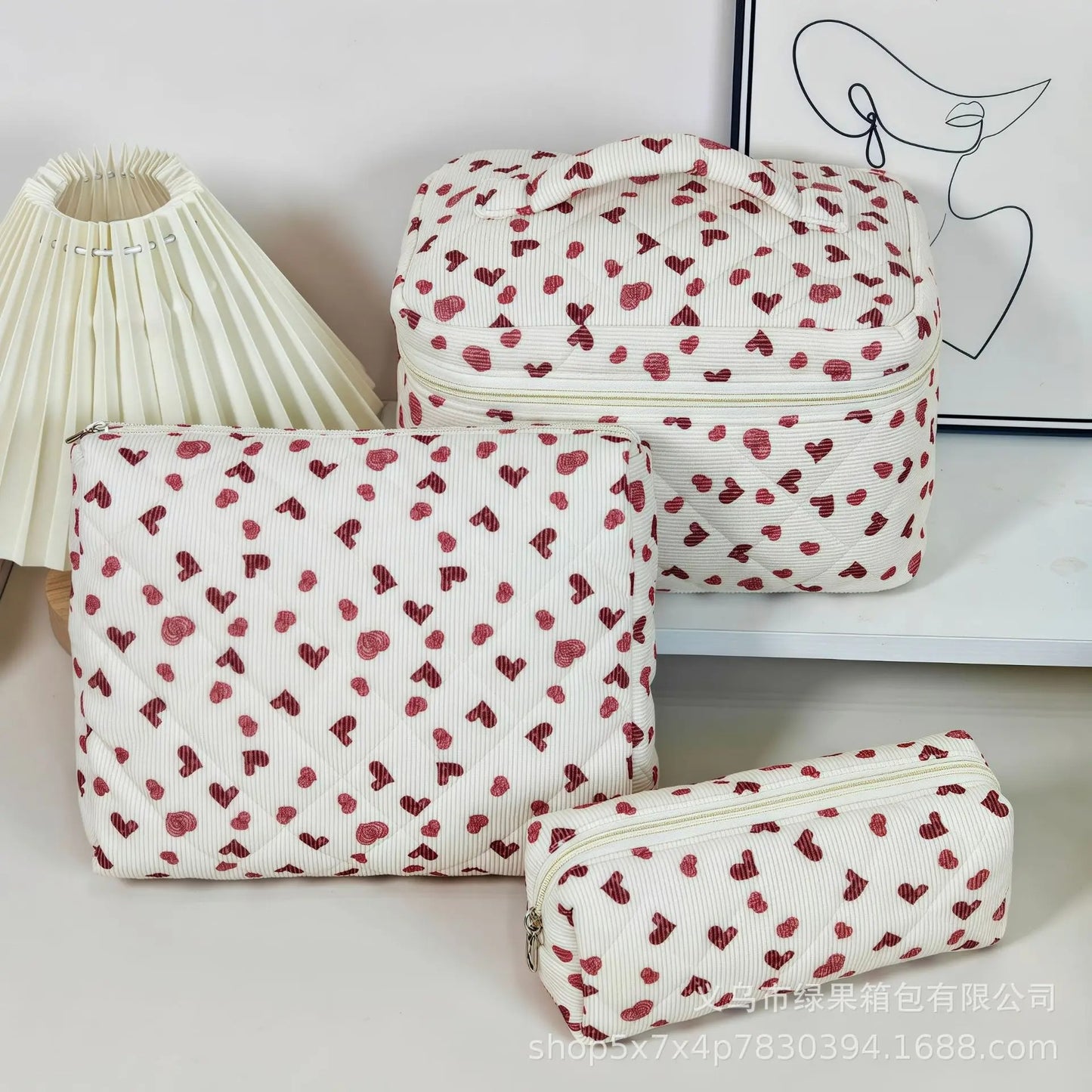 trousse-de-toilette-femme-rouges-coeurs-ensemble