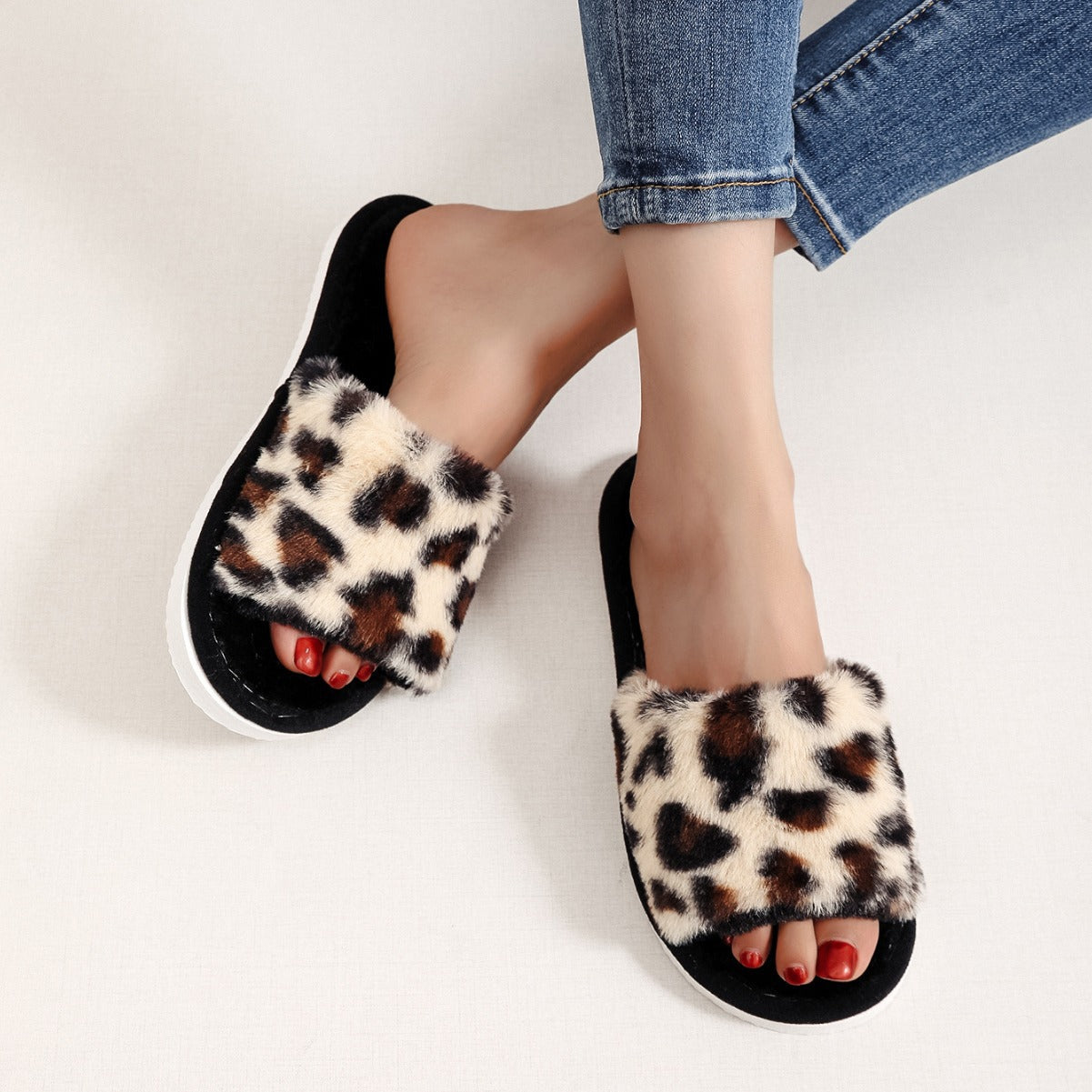 chaussons-femme-léopard-noir-beiges-tendance