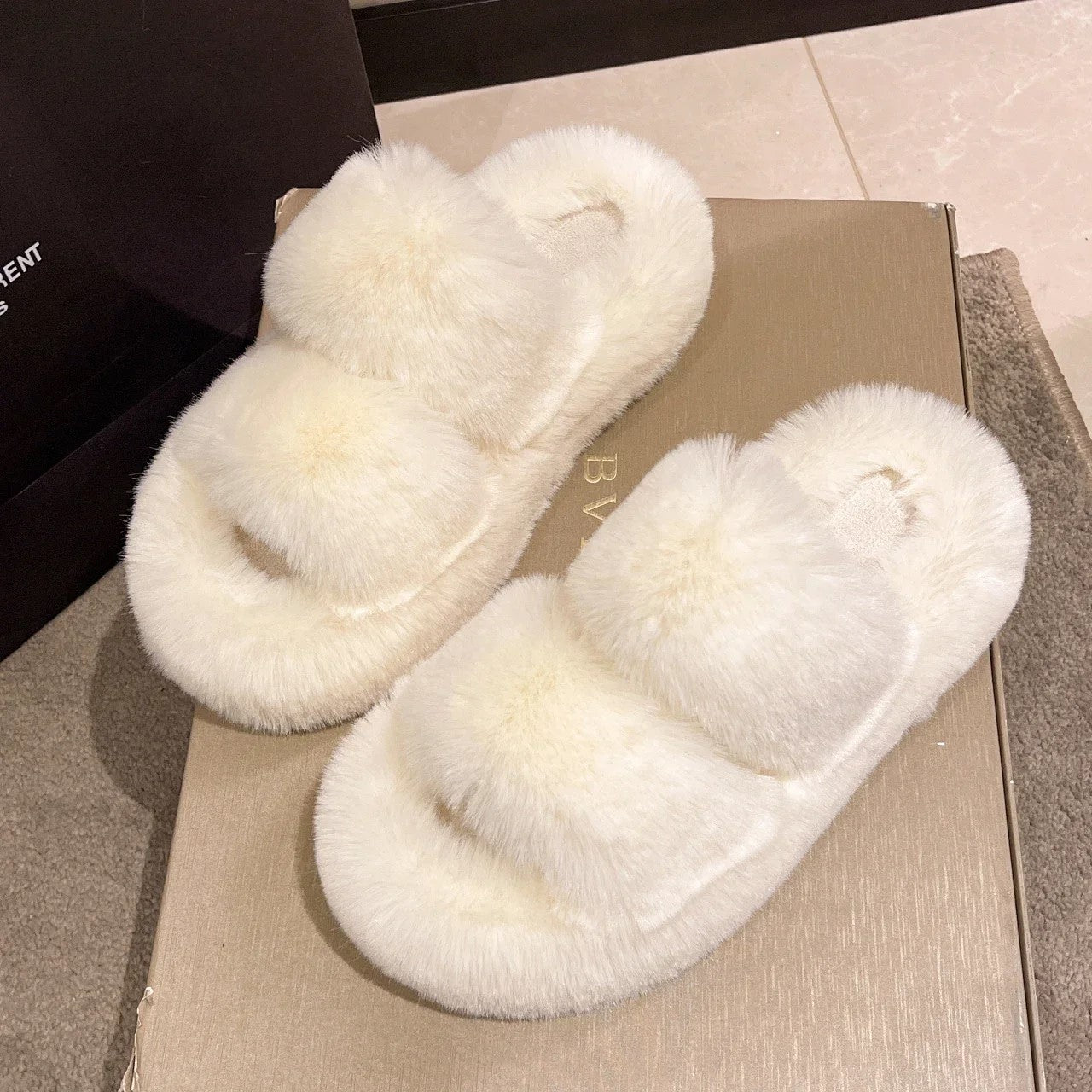 chaussons-femme-slippers-beiges-doux