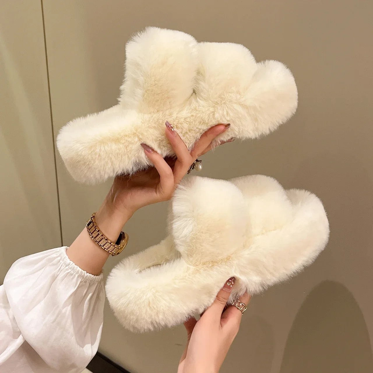 chaussons-femme-slippers-beiges-modernes