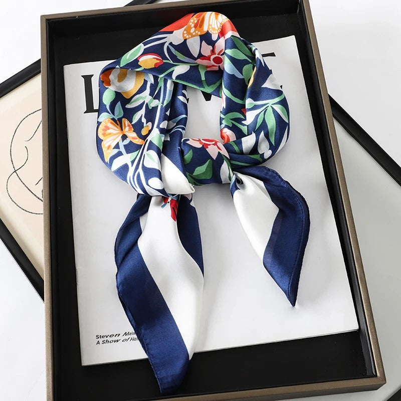 foulard-en-soie-femme-fleuri-bleu