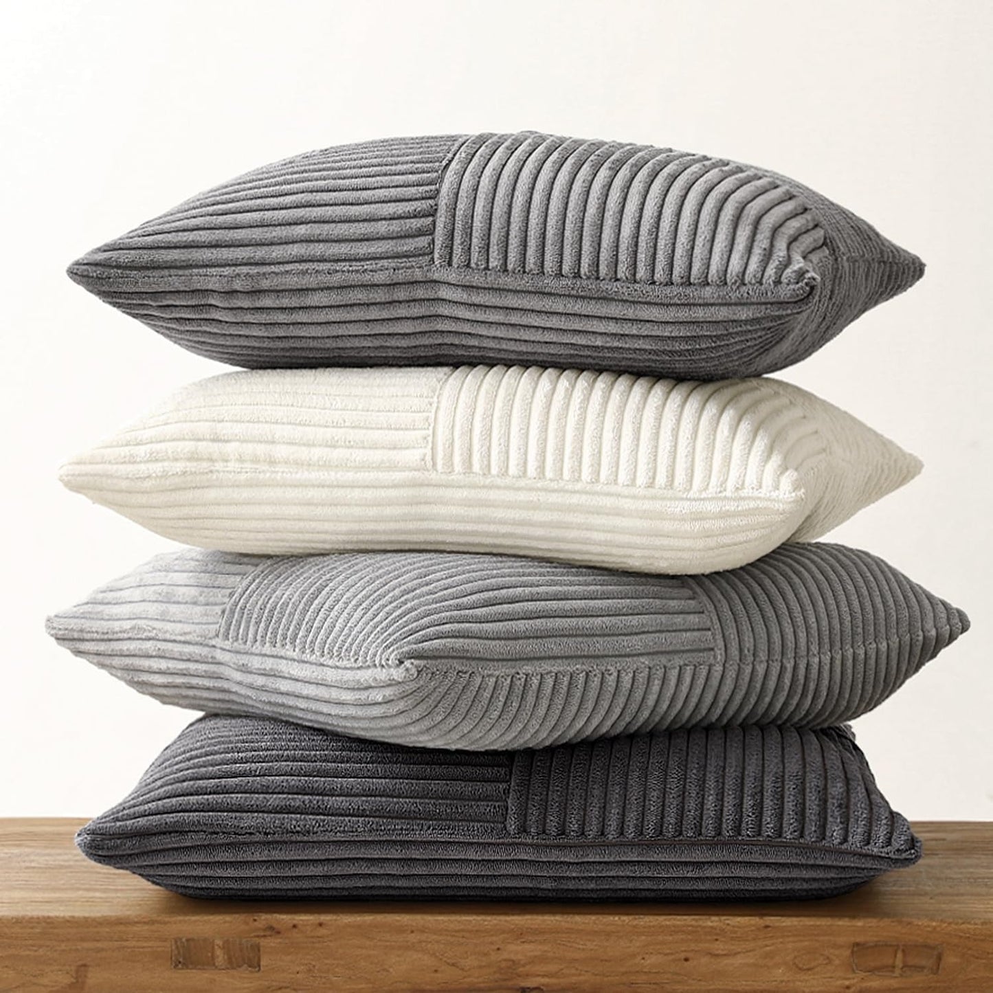 housse-de-coussin-velours-blanc-gris-empilés