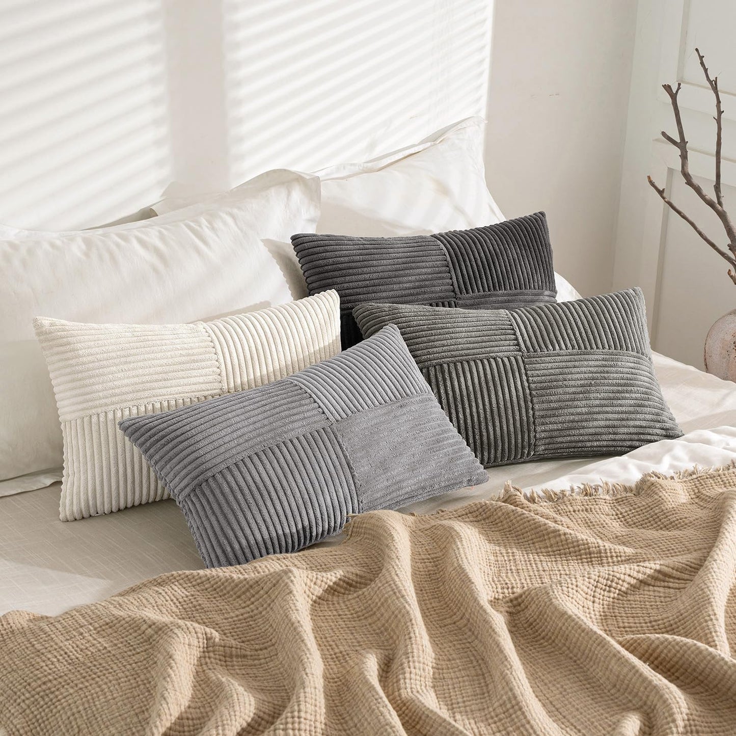housse-de-coussin-velours-blanc-gris-lit