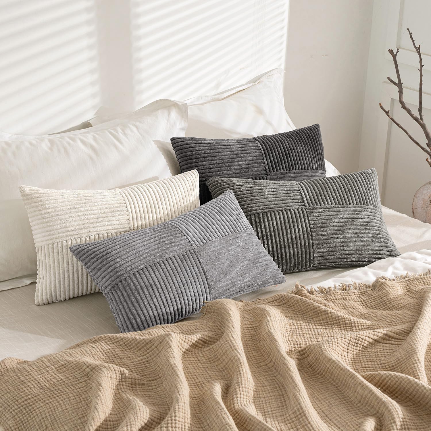 housse-de-coussin-velours-blanc-gris-lit