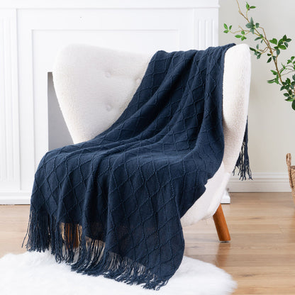 plaid-chauffant-aurore-bleu-nuit-pliée-fauteuil