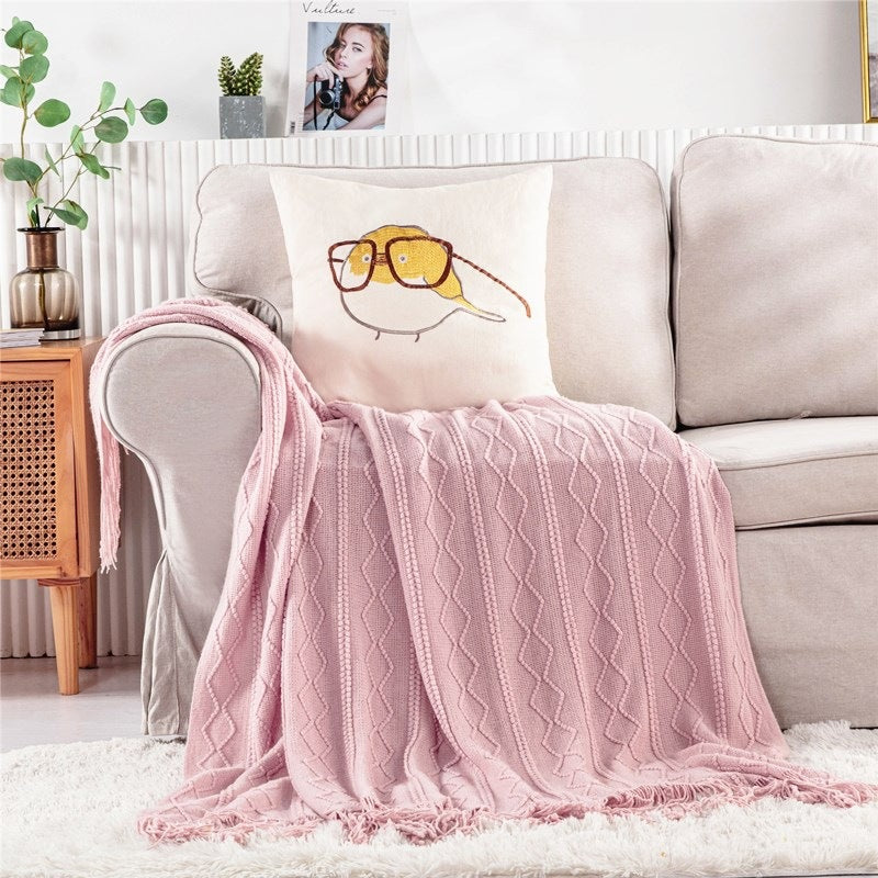 plaid-chauffant-aurore-rose-canapé-blanc