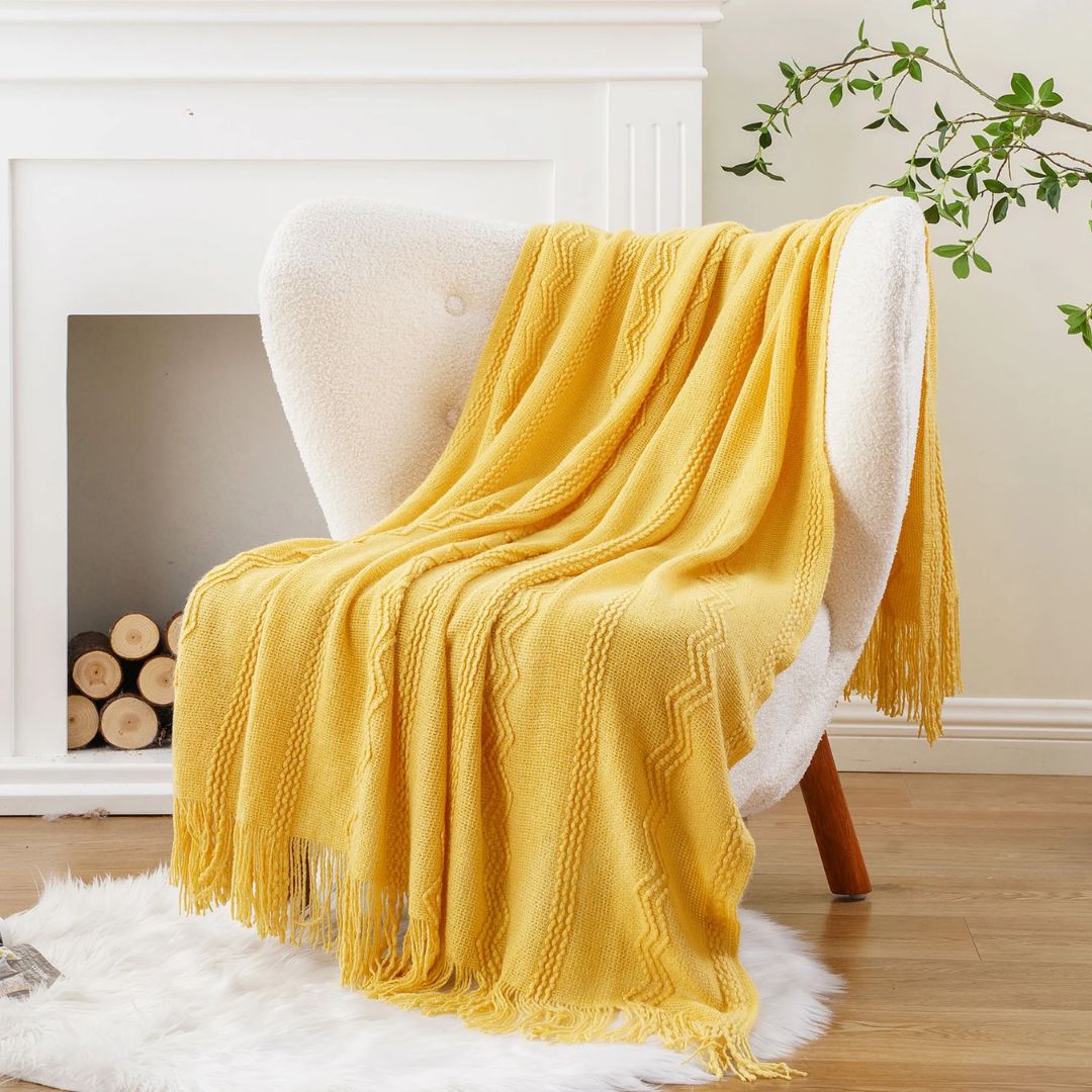 plaid-chauffant-canape-salon-jaune