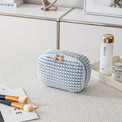 trousse-de-maquillage-bleu-main