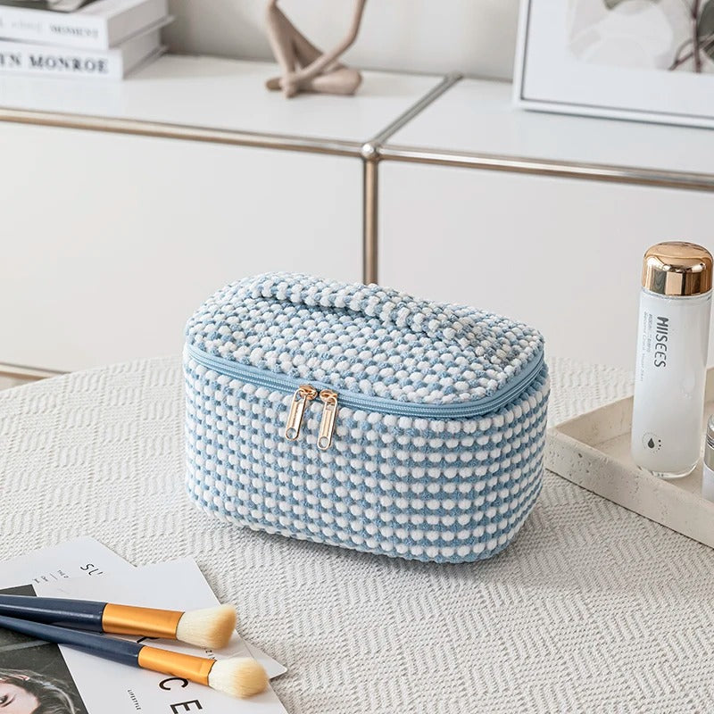 trousse-de-maquillage-carre-bleu