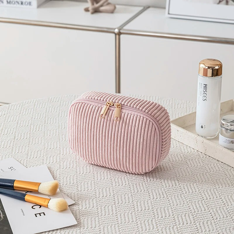 trousse-de-maquillage-rose-main
