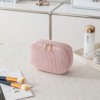 trousse-de-maquillage-rose-main