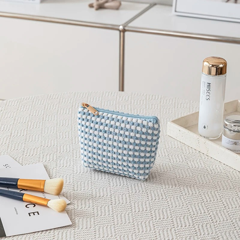 trousse-de-maquillage-triangle-bleu