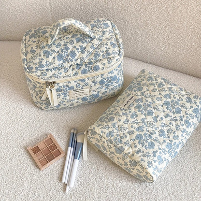 trousse-de-toilette-femme-fleurie-fleurs-bleues-moyen