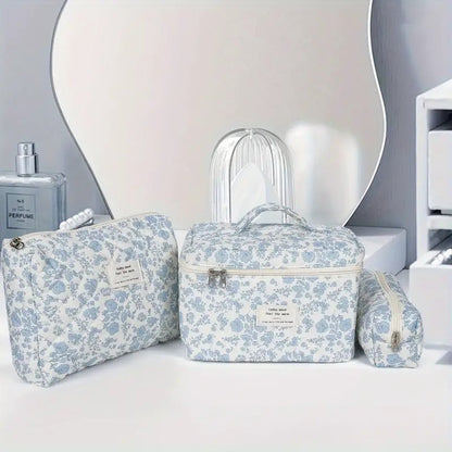 trousse-de-toilette-femme-fleurie-vintage-fleurs-bleues