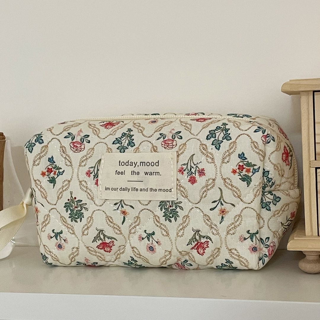 trousse-de-toilette-femme-fleurs-rouges-vertes-petit