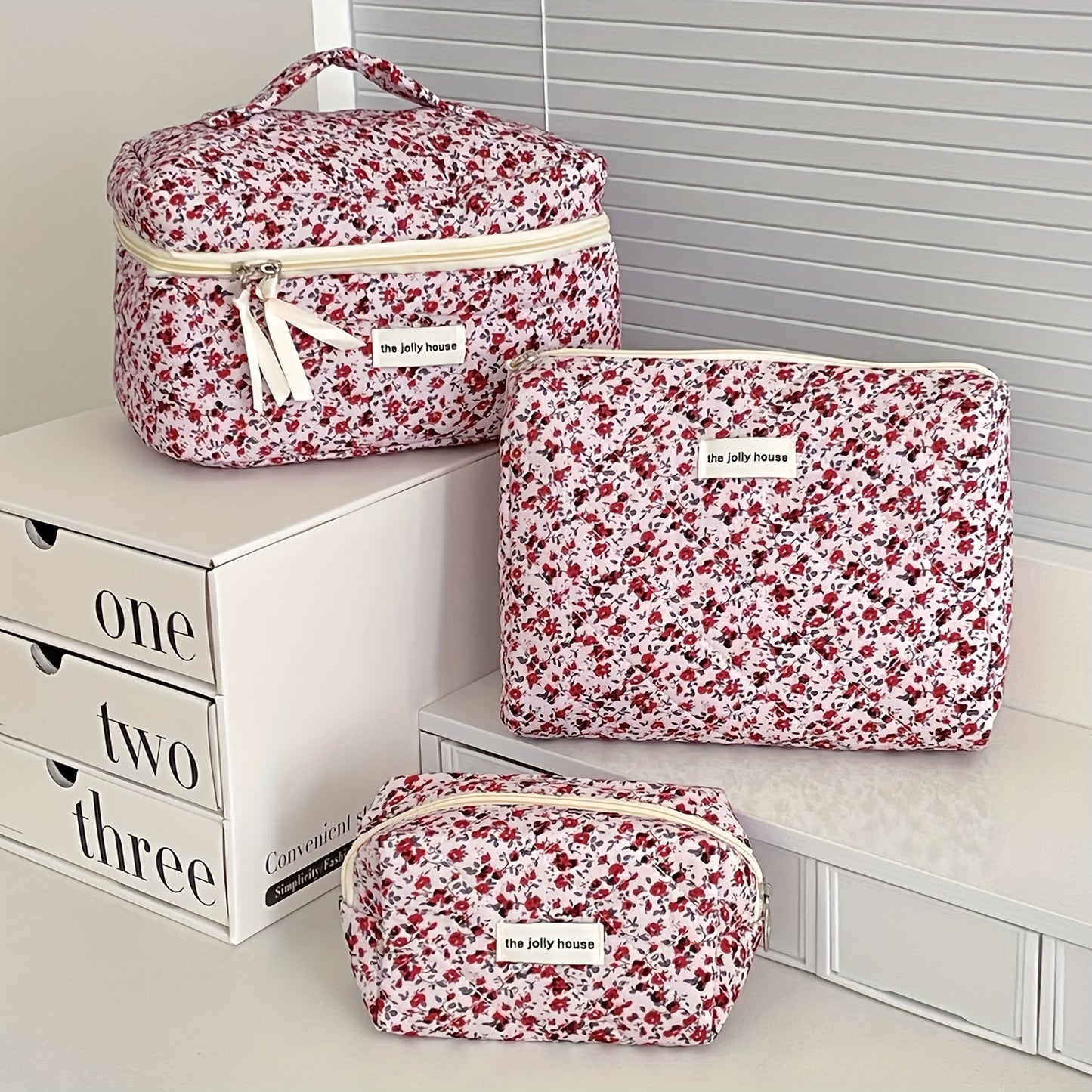 trousse-de-toilette-femme-fleurs-rouges-ensemble