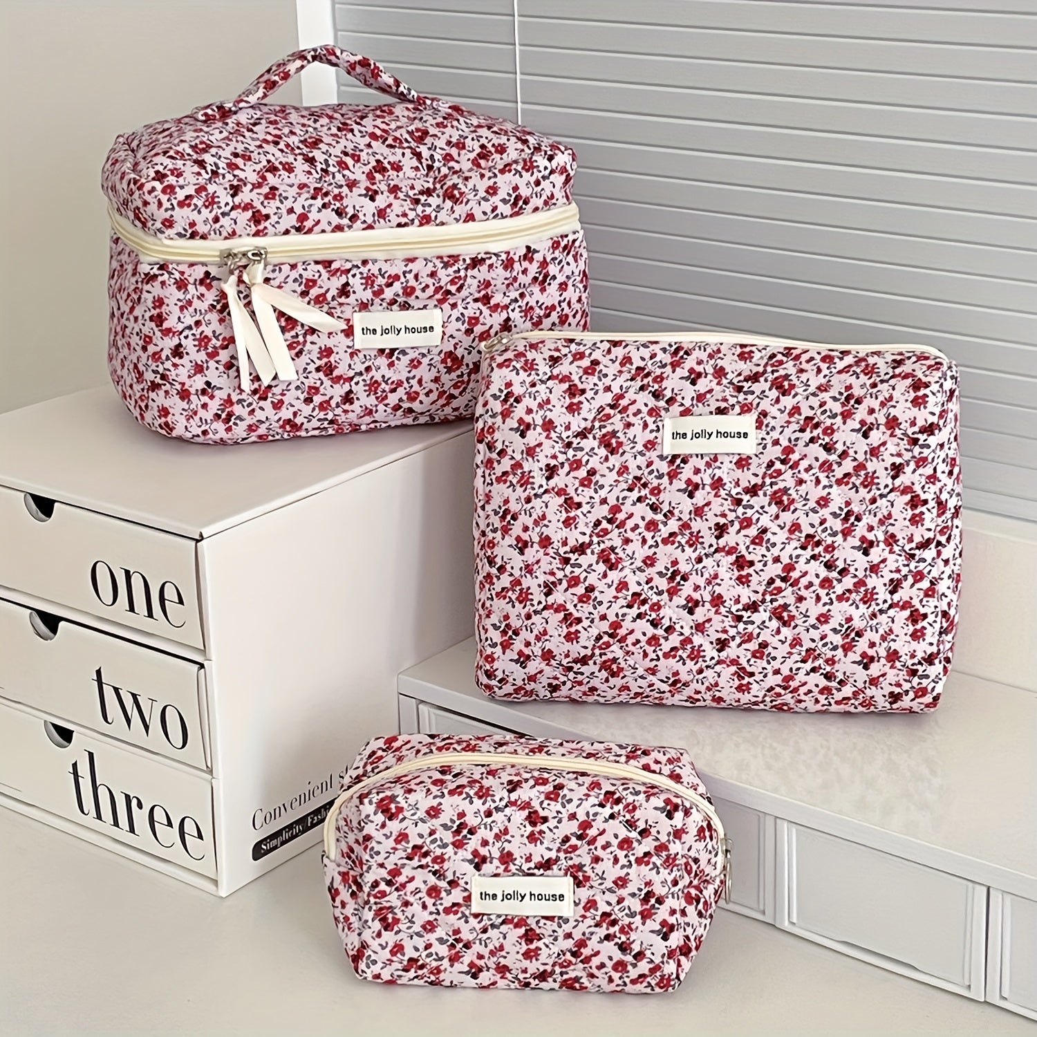 trousse-de-toilette-femme-fleurs-rouges-ensemble