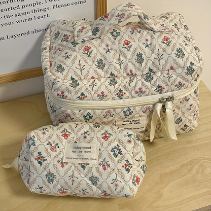 trousse-de-toilette-femme-fleurs-rouges-vertes-elegance