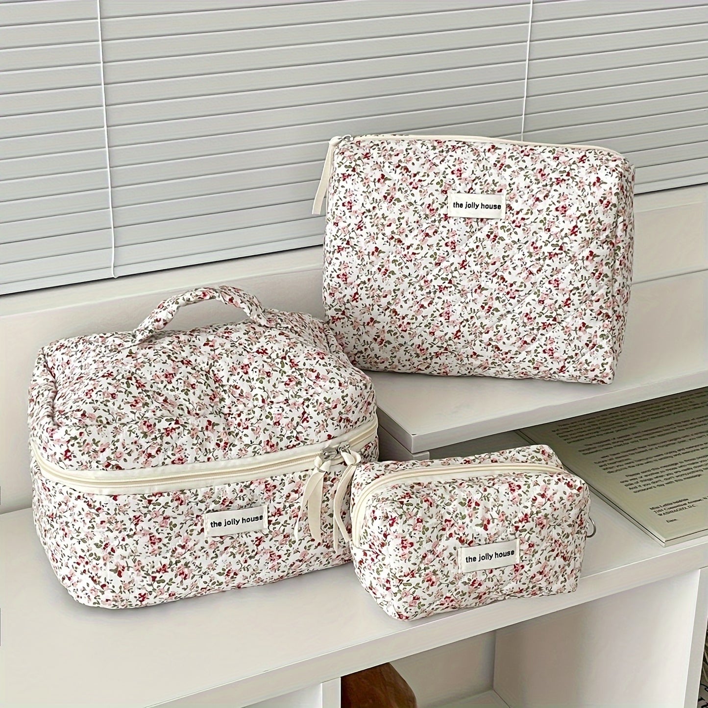 trousse-de-toilette-femme-fleurs-rouges-vertes-ensemble