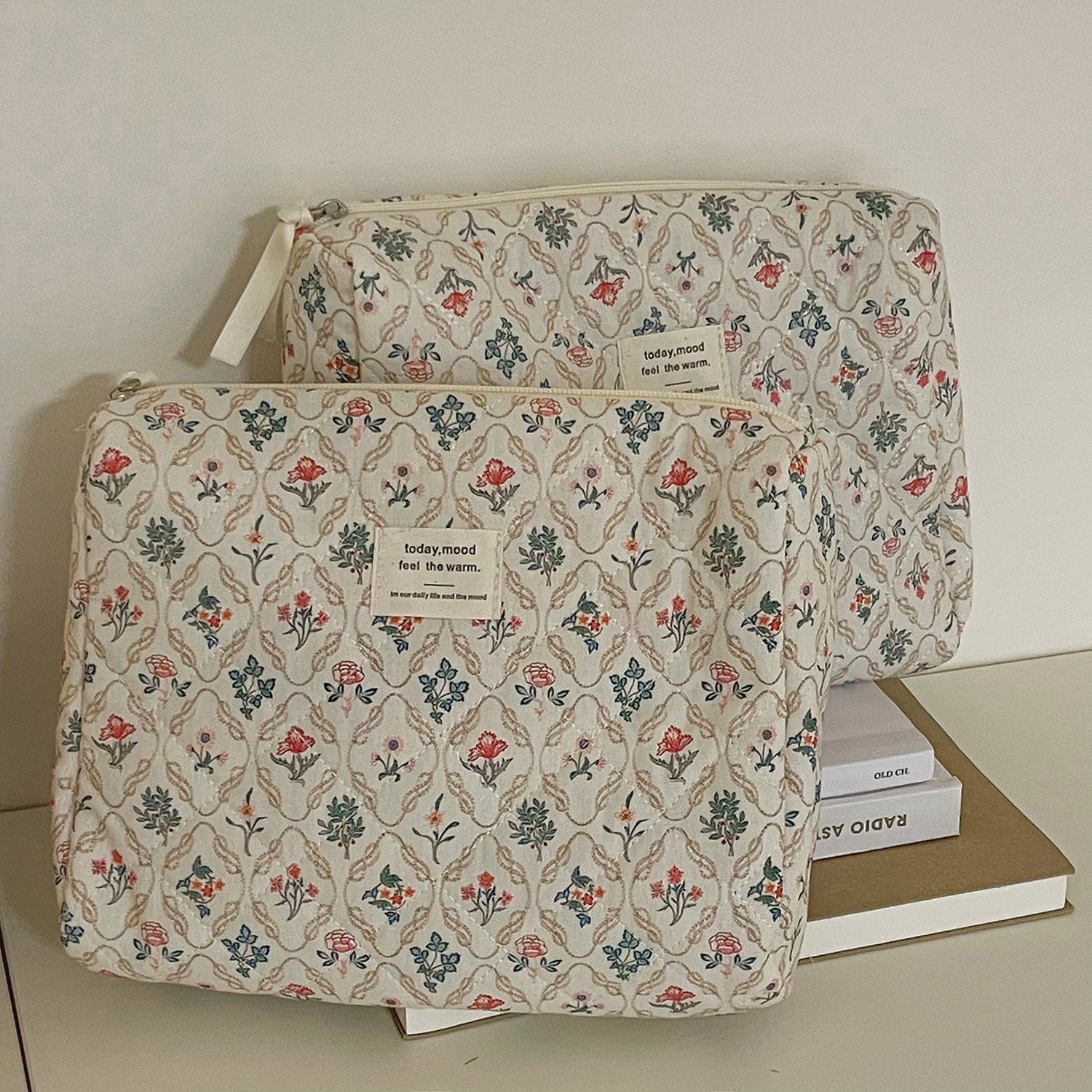 trousse-de-toilette-femme-fleurs-rouges-vertes-pratique