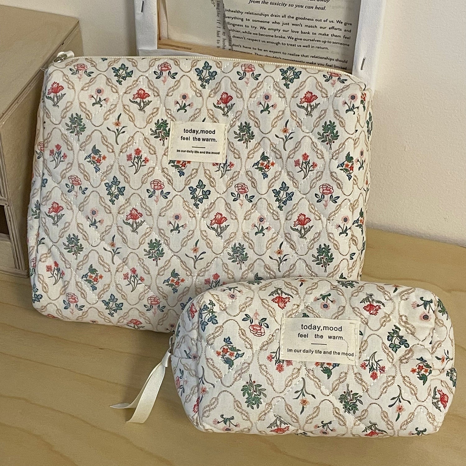trousse-de-toilette-femme-fleurs-rouges-vertes-tendance