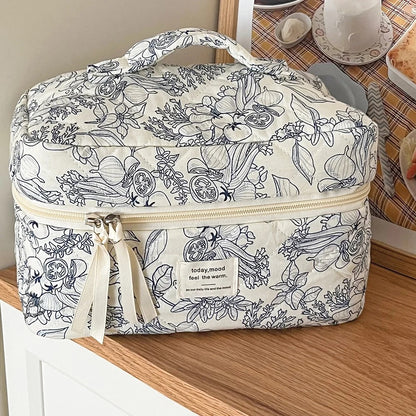 trousse-de-toilette-fleurs-blanc-noir-fermee_44d01671-817c-4a44-932b-9c4edb9956aa