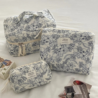 trousse-de-toilette-fleurs-blanc-noir-fermees-trio_dc624d6c-afd7-4eeb-8bdb-f11991e9997f