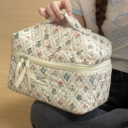 trousse-de-toilette-fleurs-rouges-vertes-caroussel-grand-en-main